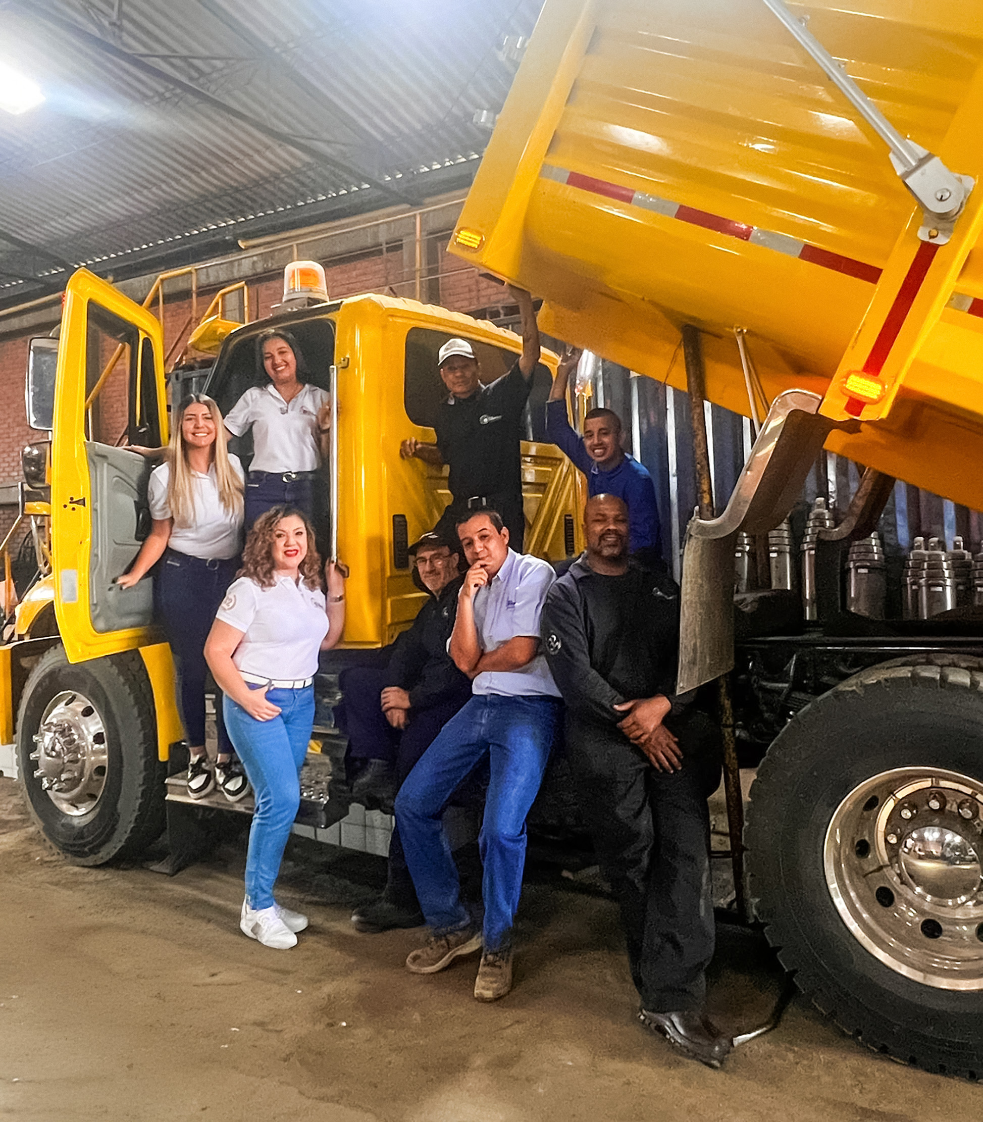 Imagen todo el equipo de trabajo Solo Camiones